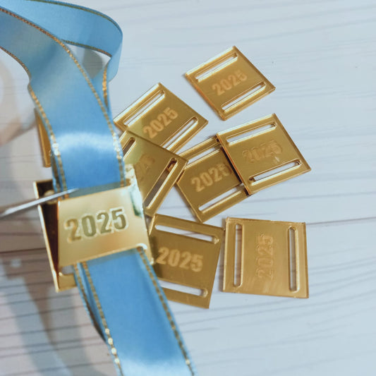 Dije Acrílico espejo dorado 2025 para medallas 50un