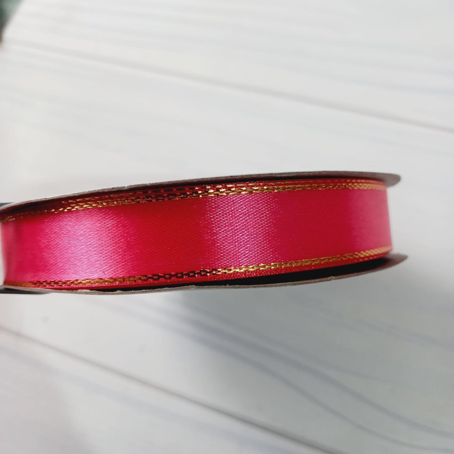CINTA SATIN CON BORDE DORADO 50 MT - FUCSIA