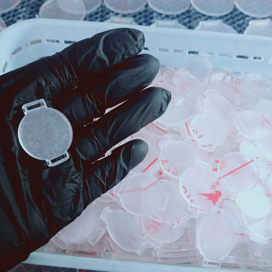 Dije acrílico pasa elástico Mix Colores