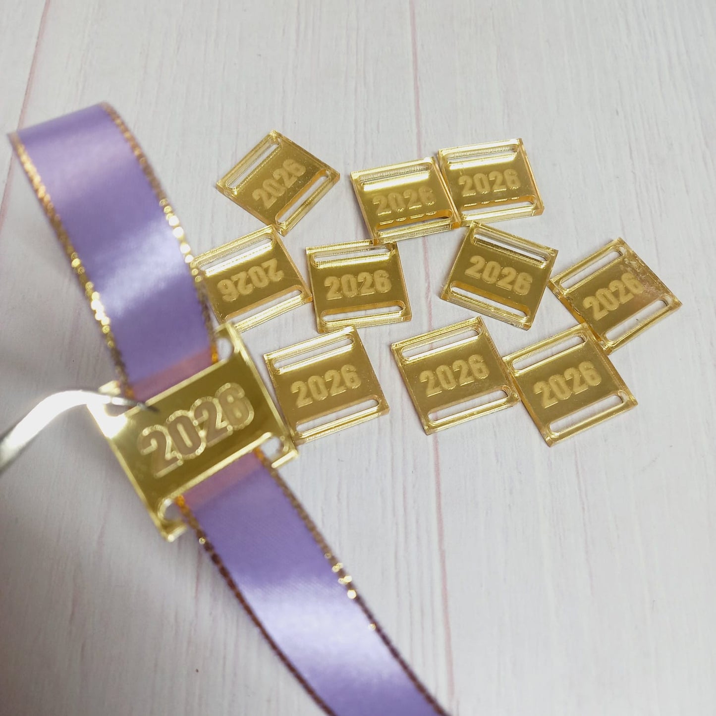 Dije Acrílico espejo dorado 2026 para medallas 100un