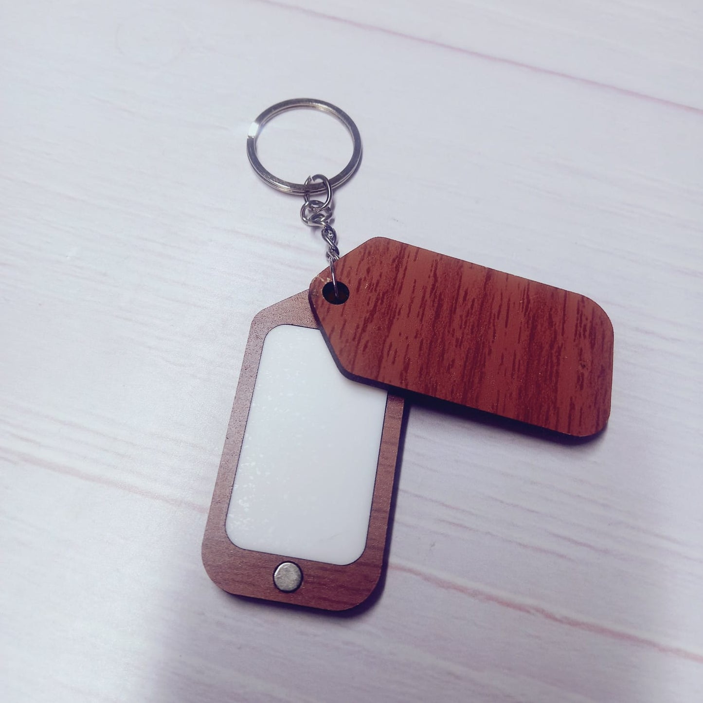 Llavero rectangular madera café oscuro con imán
