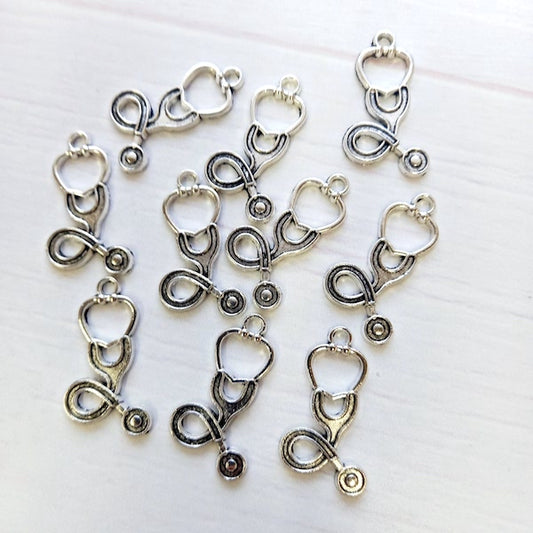 Dije metálico estetoscopio #27 (10un)