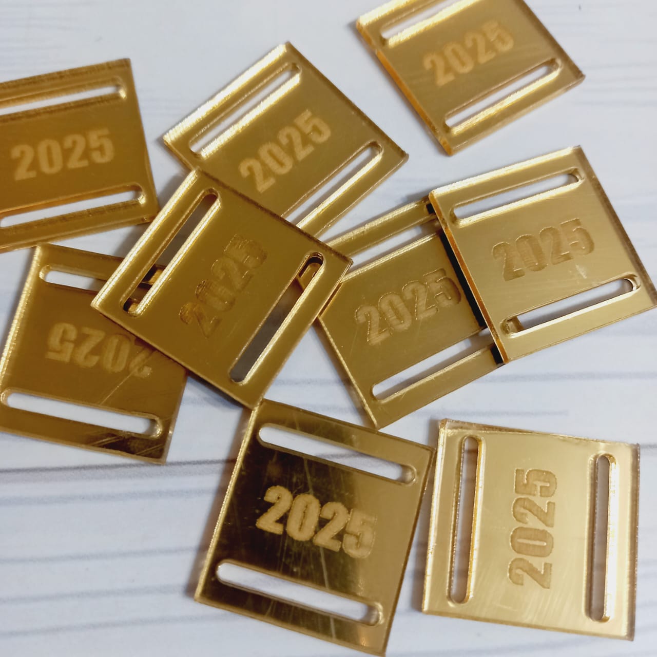 Dije Acrílico espejo dorado 2025 para medallas 100un