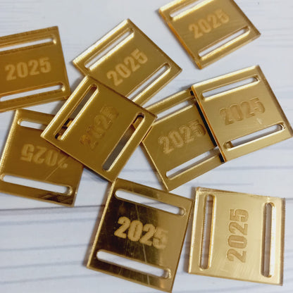 Dije Acrílico espejo dorado 2025 para medallas 100un