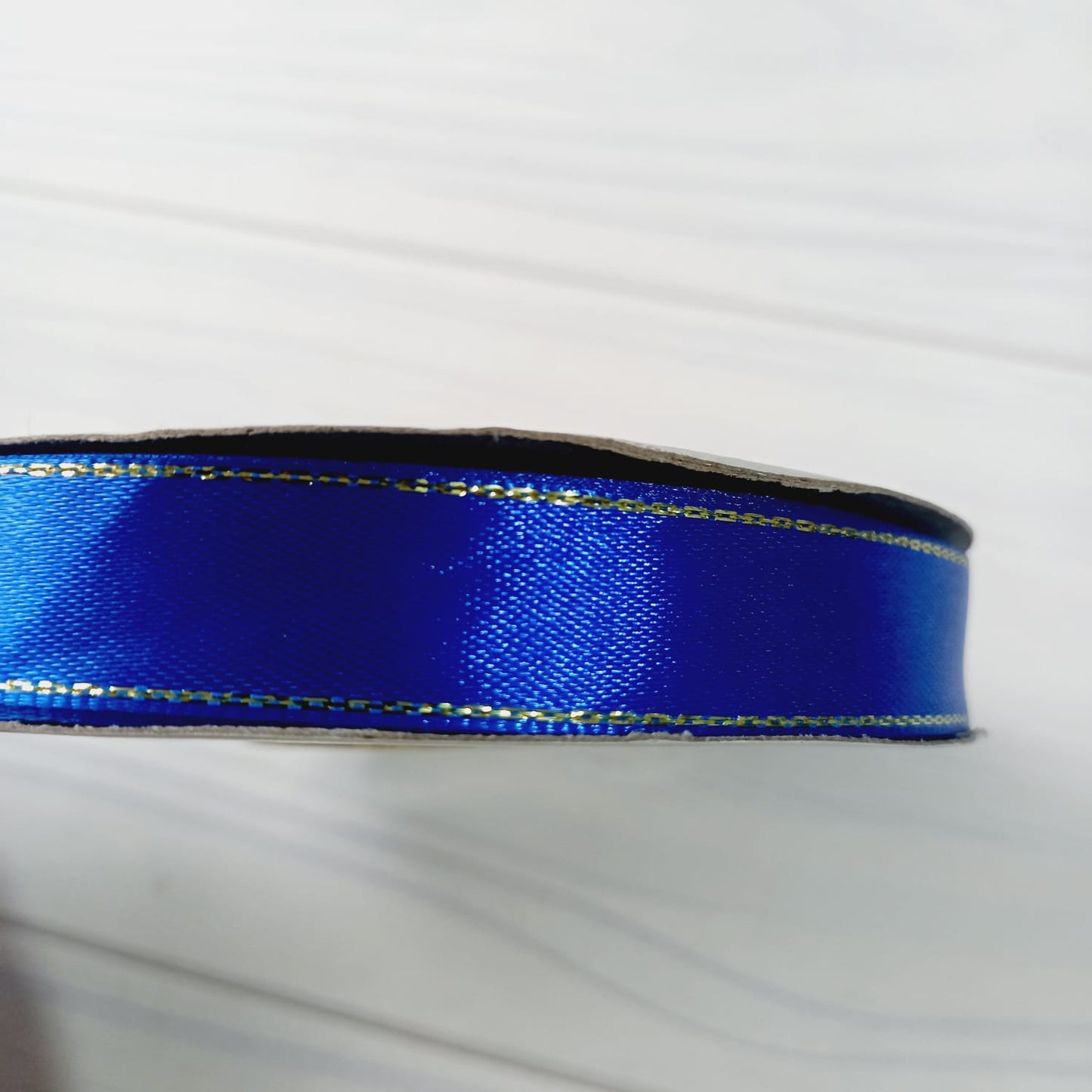 CINTA SATIN CON BORDE DORADO 50 MT - AZUL REY