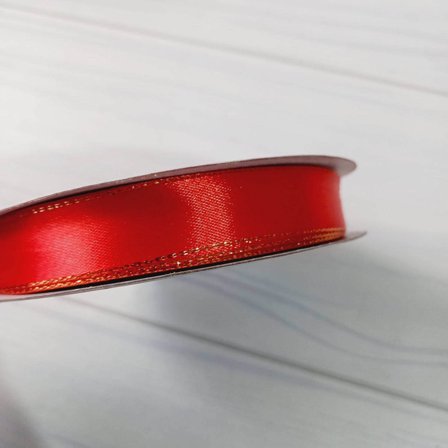 CINTA SATIN CON BORDE DORADO 50 MT - ROJO