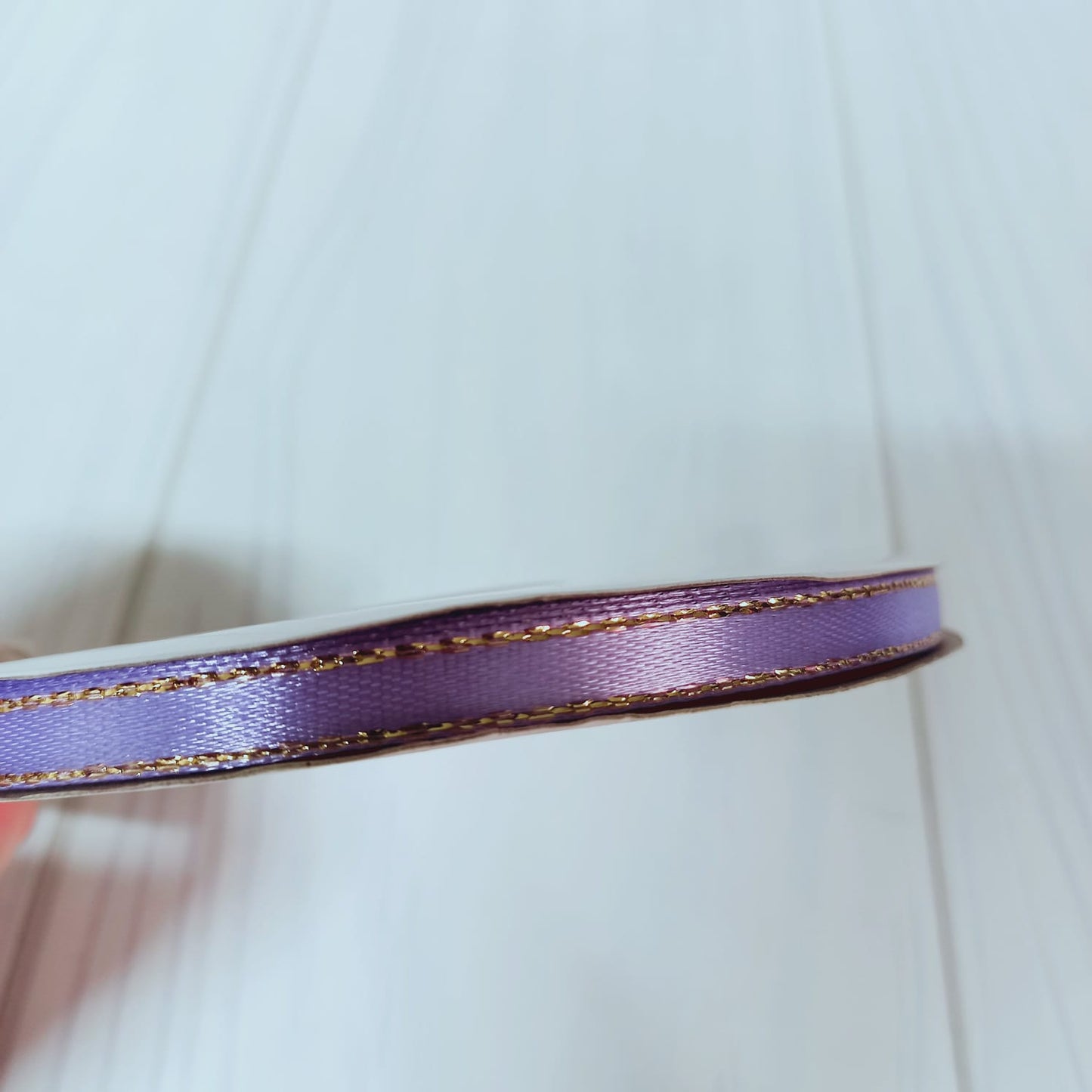 CINTA SATIN CON BORDE DORADO 7mm 50 MT - LILA
