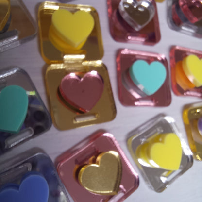 20un Dije acrílico pasa elástico corazón mix colores