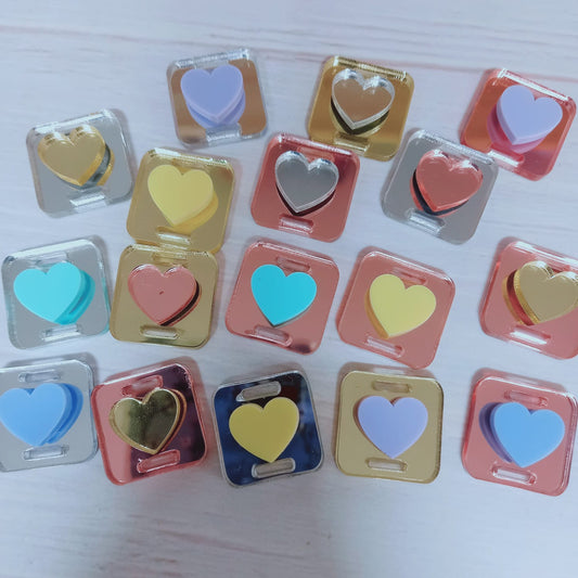 20un Dije acrílico pasa elástico corazón mix colores