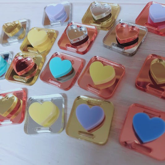 20un Dije acrílico pasa elástico corazón mix colores