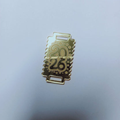 20un Dije acrílico pasa elástico 2026 dorado espejo