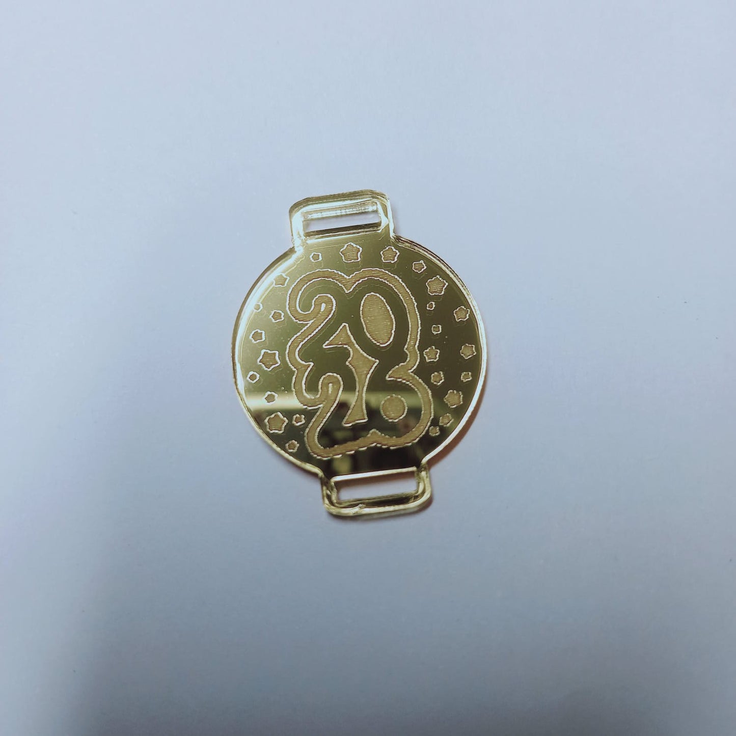 20un Dije acrílico pasa elástico 2026 dorado espejo