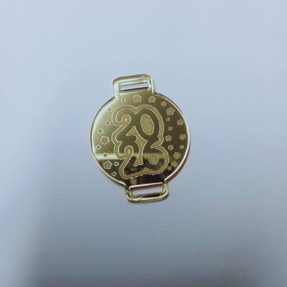 20un Dije acrílico pasa elástico 2026 dorado espejo